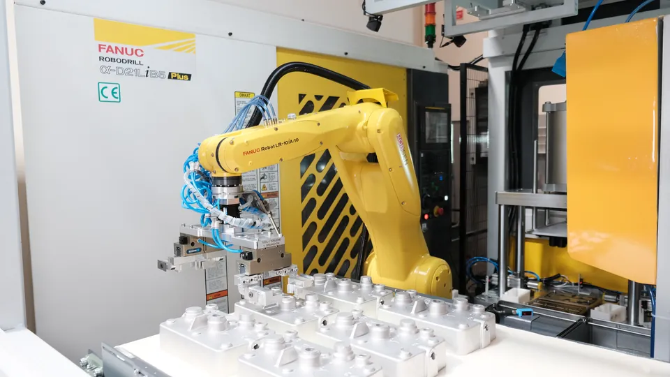 The LR-10iA/10 loads an aluminum housing into the Robodrill