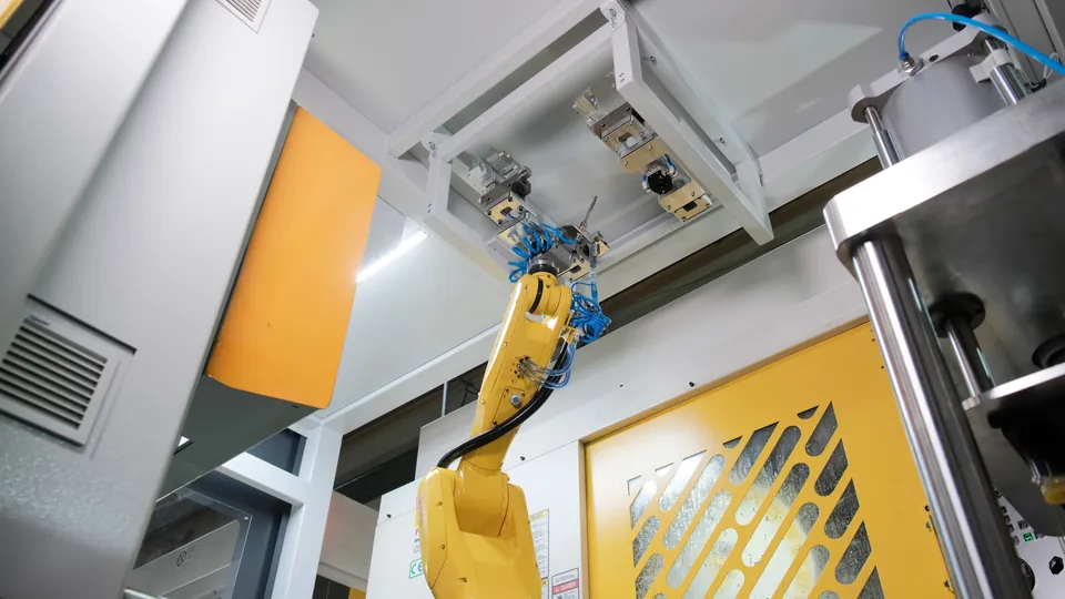Automatic gripper change inside the cell
