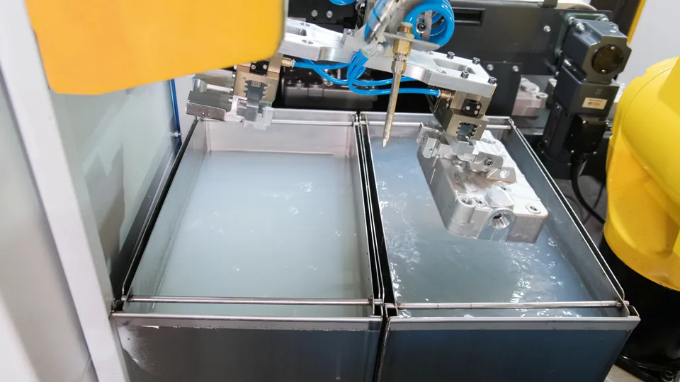 Washing station: parts are rinsed before unloading