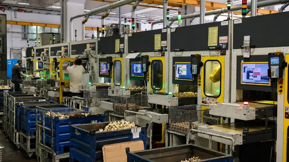 A line of IROCUBE M7 cells at FANUC Robodrills