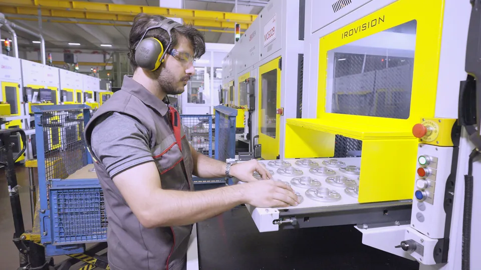 The operator fills the loading conveyor while the cell runs