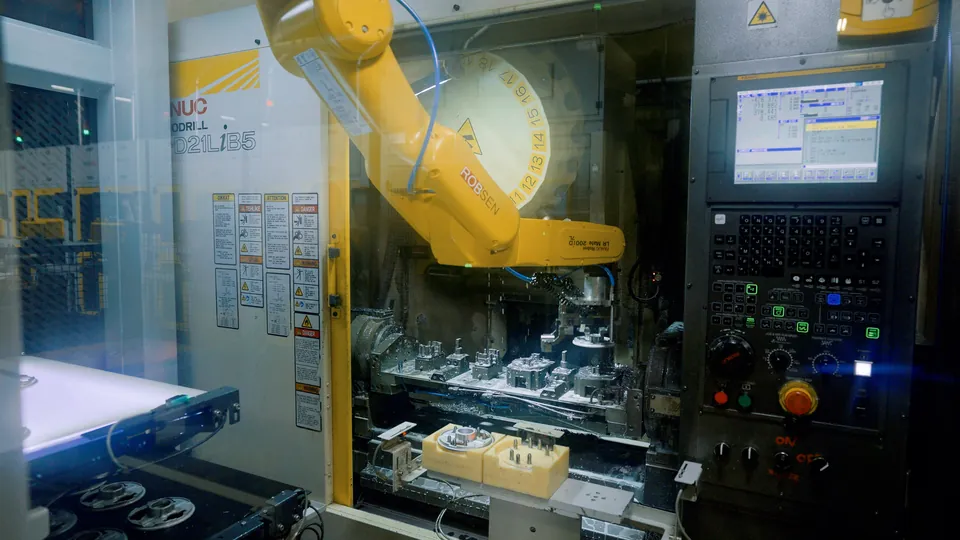 Inside the Robodrill: the double gripper at the vise