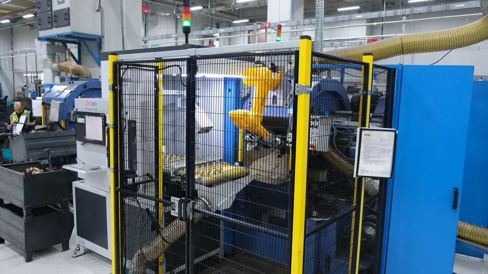 Robot behind the guarding, above the machine