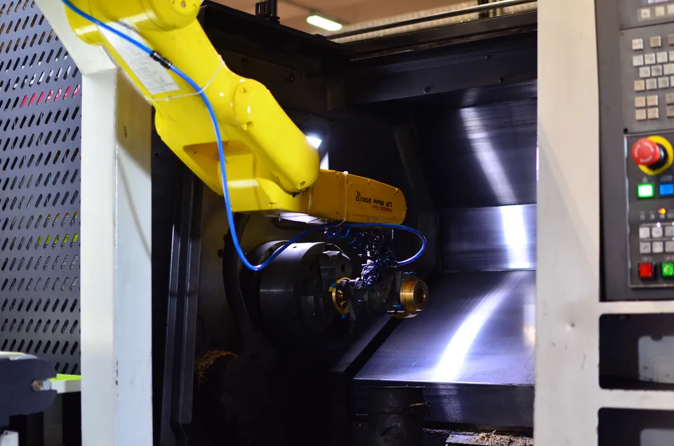 The robot loads the lathe chuck